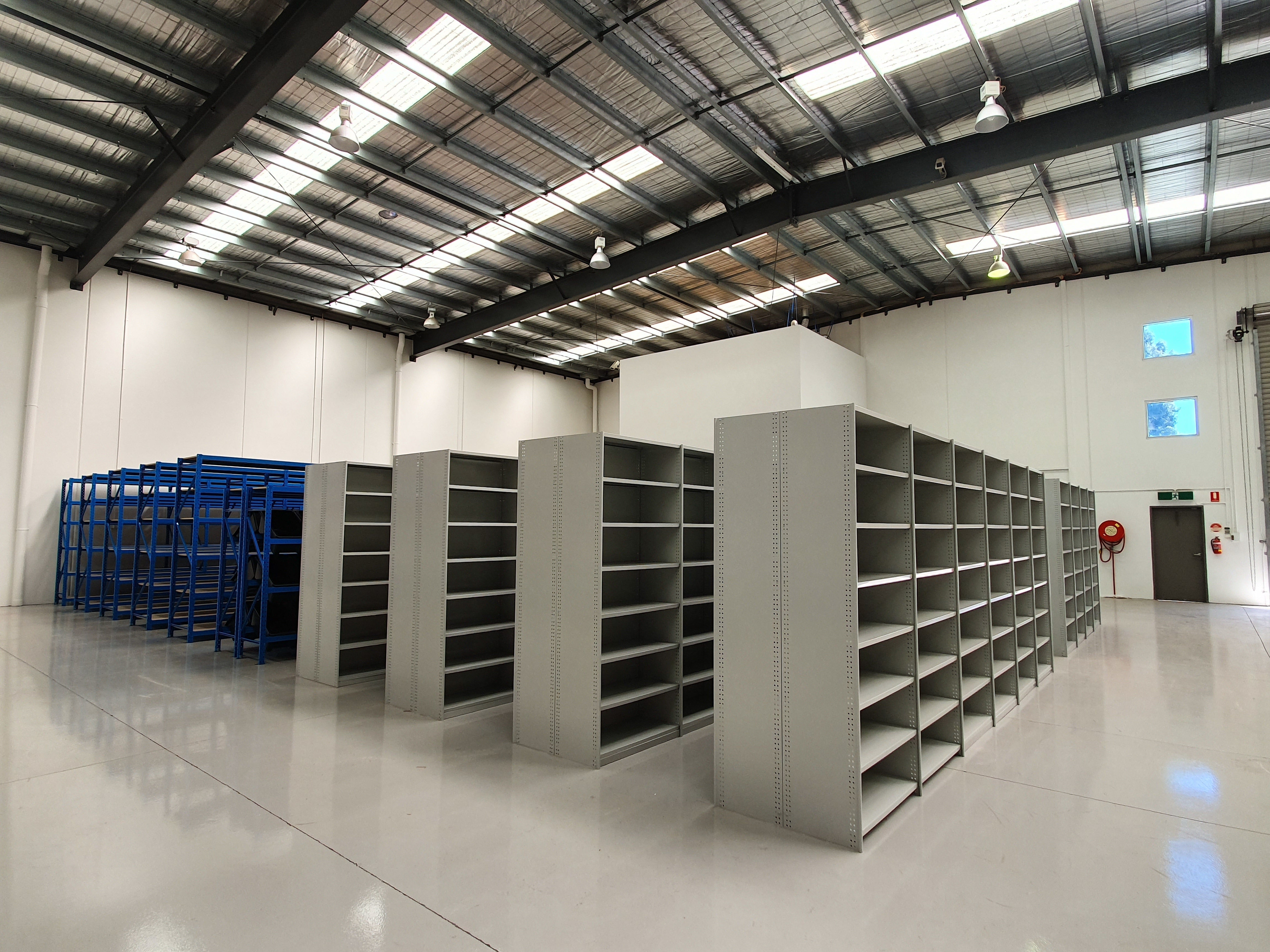 Long span vs. Steel Shelving: Which Is Best for Your Warehouse or Workshop?